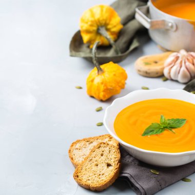 Sarımsak ile sonbahar sonbahar kavrulmuş turuncu kabak havuç çorbası