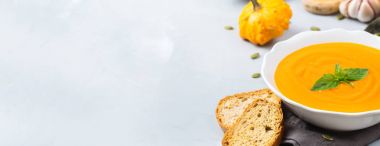 Sarımsak ile sonbahar sonbahar kavrulmuş turuncu kabak havuç çorbası