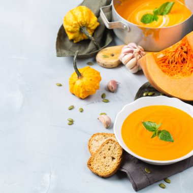 Sarımsak ile sonbahar sonbahar kavrulmuş turuncu kabak havuç çorbası