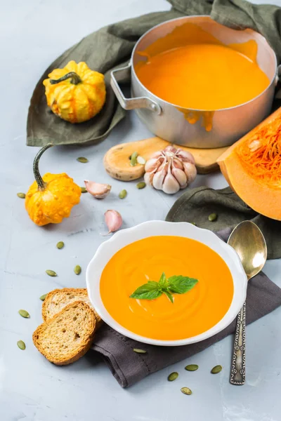 Sarımsak ile sonbahar sonbahar kavrulmuş turuncu kabak havuç çorbası