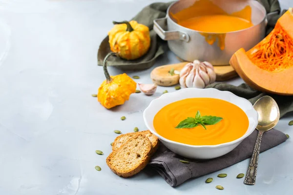 Sarımsak ile sonbahar sonbahar kavrulmuş turuncu kabak havuç çorbası