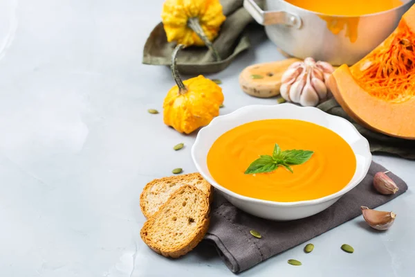 Herbst geröstete orange Kürbiskarottensuppe mit Knoblauch — Stockfoto