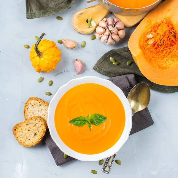 Na podzim podzimní pražené oranžové dýně Mrkvová polévka s česnekem — Stock fotografie