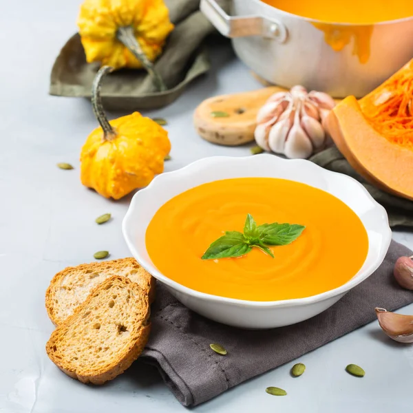 Sarımsak ile sonbahar sonbahar kavrulmuş turuncu kabak havuç çorbası