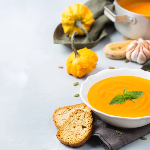 Sarımsak ile sonbahar sonbahar kavrulmuş turuncu kabak havuç çorbası