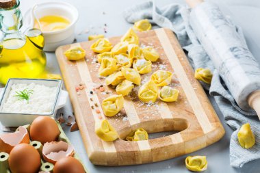 İtalyan gıda ve malzemeler, ricotta ile el yapımı tortellini