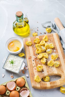 İtalyan gıda ve malzemeler, ricotta ile el yapımı tortellini