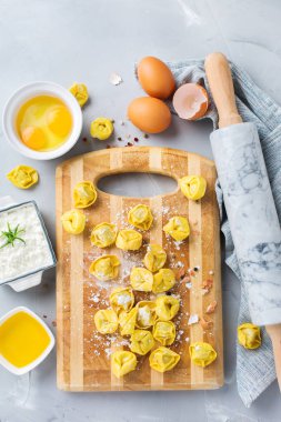 İtalyan gıda ve malzemeler, ricotta ile el yapımı tortellini