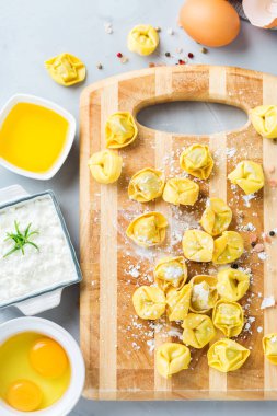 İtalyan gıda ve malzemeler, ricotta ile el yapımı tortellini