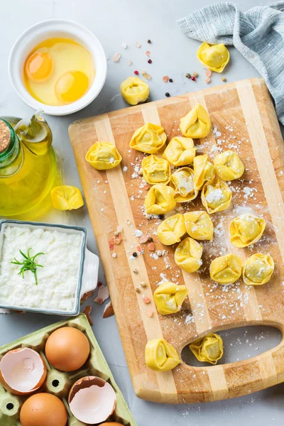 İtalyan gıda ve malzemeler, ricotta ile el yapımı tortellini