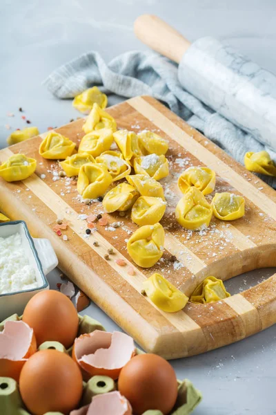 İtalyan gıda ve malzemeler, ricotta ile el yapımı tortellini