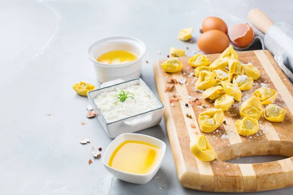 Comida e ingredientes italianos, tortellini artesanal com ricota — Fotografia de Stock