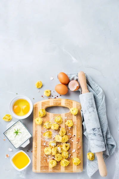 İtalyan gıda ve malzemeler, ricotta ile el yapımı tortellini — Stok fotoğraf