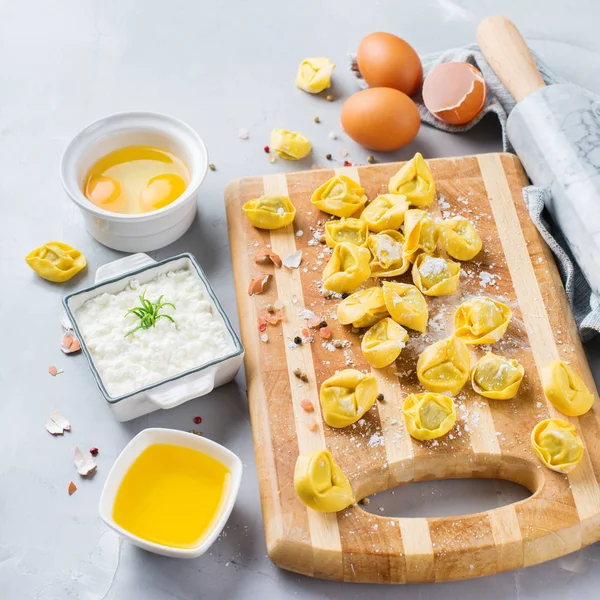İtalyan gıda ve malzemeler, ricotta ile el yapımı tortellini