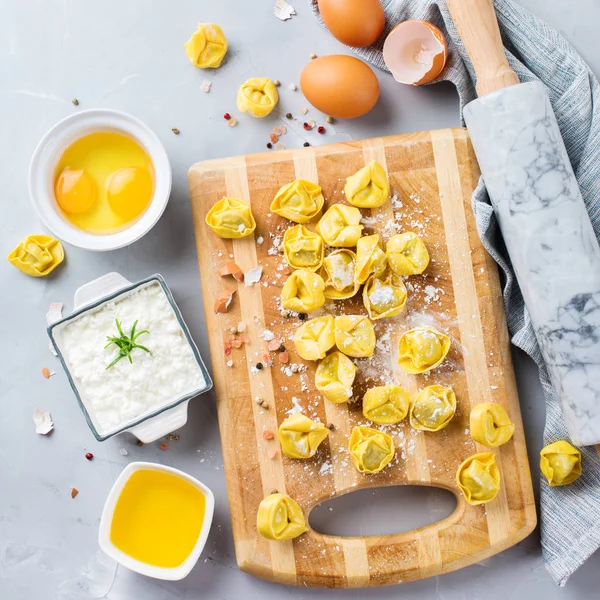 Comida e ingredientes italianos, tortellini artesanal com ricota — Fotografia de Stock