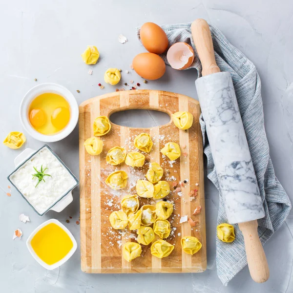 Comida e ingredientes italianos, tortellini artesanal com ricota — Fotografia de Stock