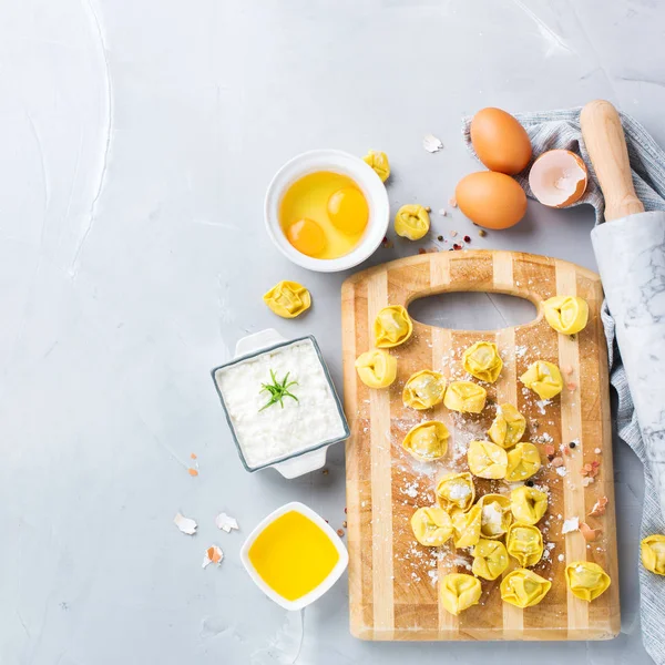 Comida e ingredientes italianos, tortellini artesanal com ricota — Fotografia de Stock