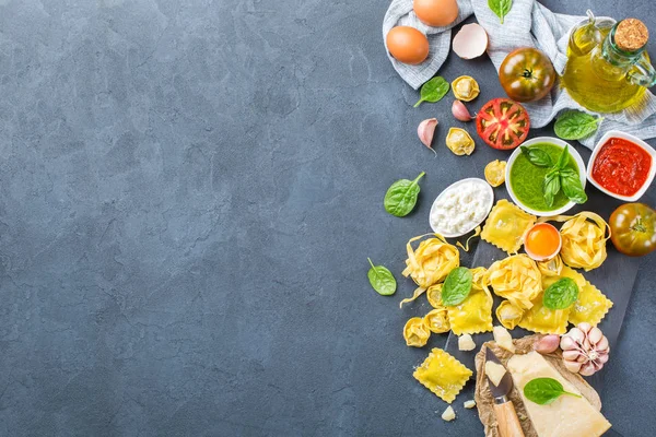 Comida e ingredientes italianos, pasta de ravioles tortellini pesto salsa de tomate — Foto de Stock