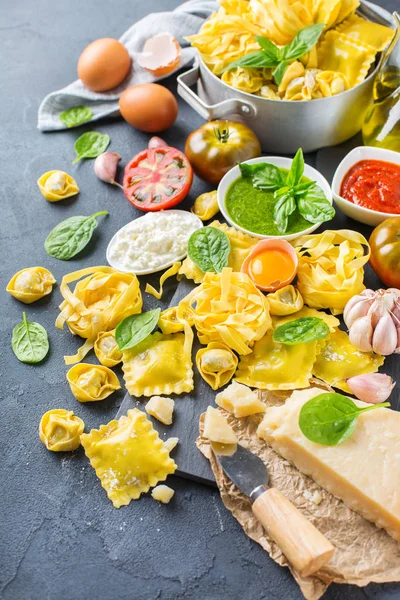 Итальянские продукты питания и ингредиенты, пельмень тортеллини песто томатный соус — стоковое фото
