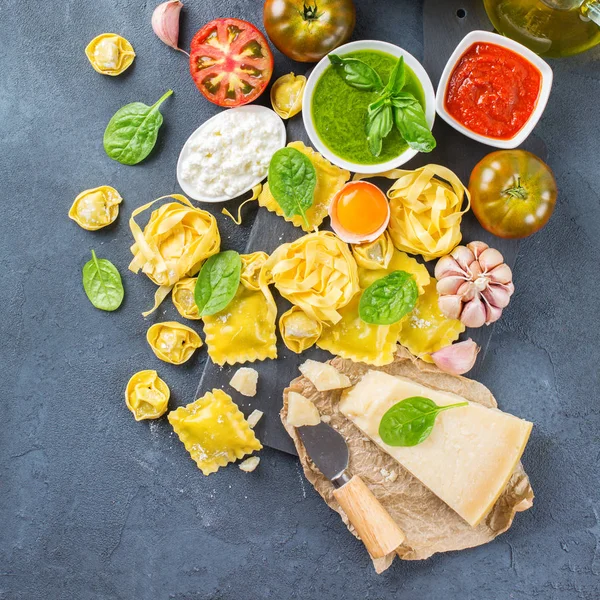 Итальянские продукты питания и ингредиенты, пельмень тортеллини песто томатный соус — стоковое фото
