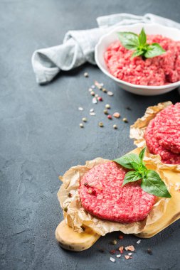 Ev yapımı ham organik kıyma et ve burger pirzola