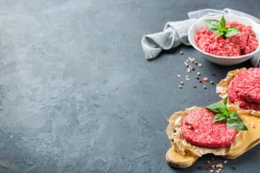 Ev yapımı ham organik kıyma et ve burger pirzola