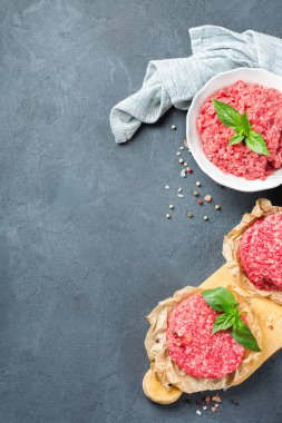 Ev yapımı ham organik kıyma et ve burger pirzola