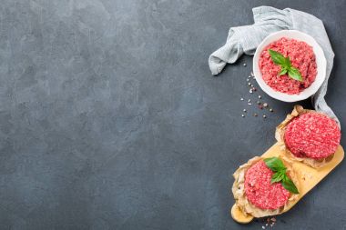 Ev yapımı ham organik kıyma et ve burger pirzola