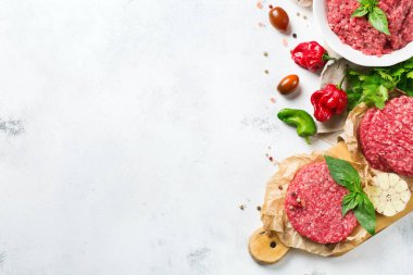 Ev yapımı ham organik kıyılmış sığır eti burger pirzola ve sebze