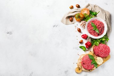 Ev yapımı ham organik kıyılmış sığır eti burger pirzola ve sebze