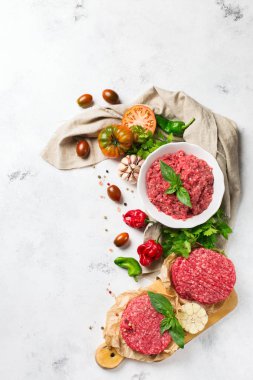 Ev yapımı ham organik kıyılmış sığır eti burger pirzola ve sebze