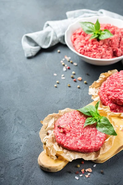 만든 원시 유기농 다진된 쇠고기 고기와 햄버거 까 스 — 스톡 사진