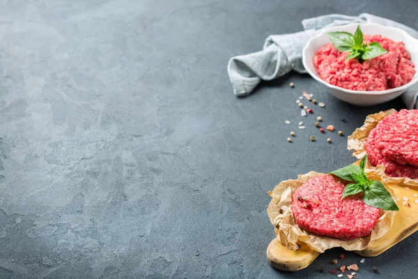 Ev yapımı ham organik kıyma et ve burger pirzola