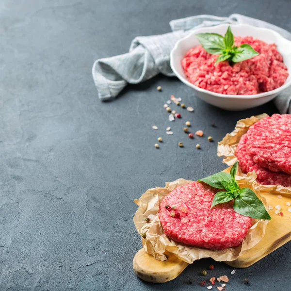 Ev yapımı ham organik kıyma et ve burger pirzola