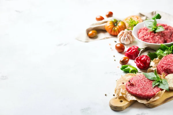 Côtelettes de viande de bœuf hachée biologique crue maison et légumes — Photo