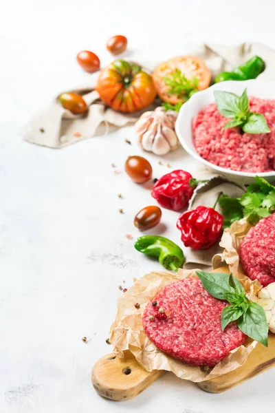 Costoletta di hamburger di carne di manzo biologico crudo fatto in casa e verdure — Foto Stock