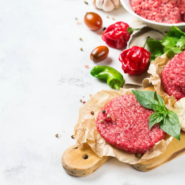 Ev yapımı ham organik kıyılmış sığır eti burger pirzola ve sebze