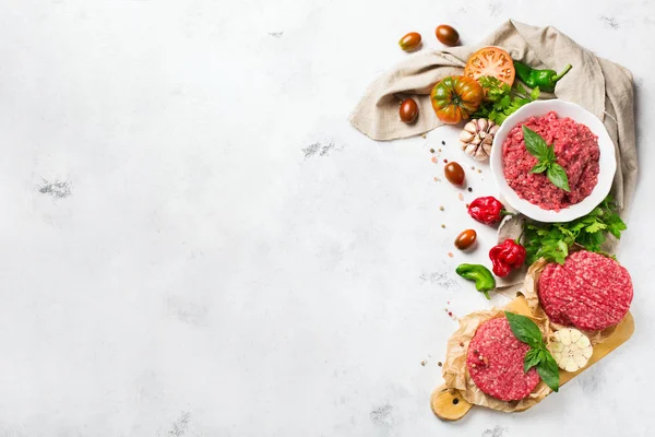 Ev yapımı ham organik kıyılmış sığır eti burger pirzola ve sebze