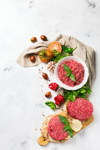 Côtelettes de viande de bœuf hachée biologique crue maison et légumes — Photo