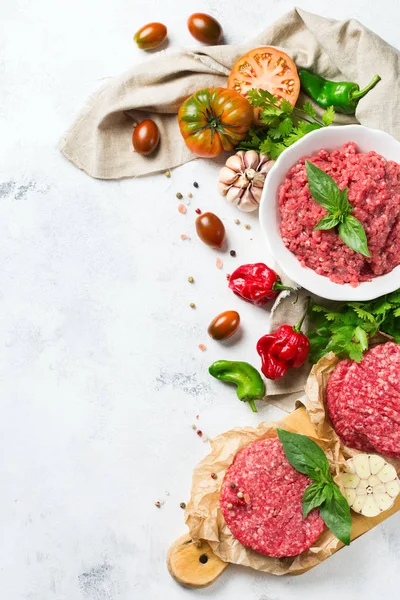 Ev yapımı ham organik kıyılmış sığır eti burger pirzola ve sebze