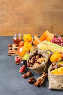 Sonbahar sonbahar Şükran günü arka plan ile Kabak elma kestane mısır hasat