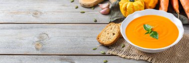 Sarımsak ile sonbahar sonbahar kavrulmuş turuncu kabak havuç çorbası