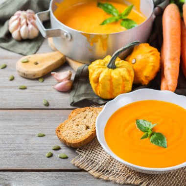 Sarımsak ile sonbahar sonbahar kavrulmuş turuncu kabak havuç çorbası