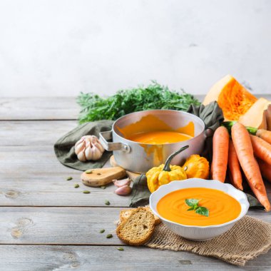 Sarımsak ile sonbahar sonbahar kavrulmuş turuncu kabak havuç çorbası