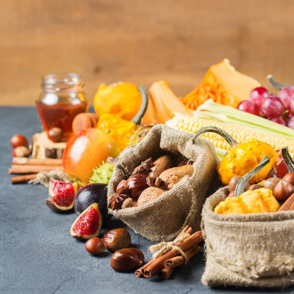 Herbst Herbst Erntedank Hintergrund mit Kürbis Apfel Kastanien Mais — Stockfoto