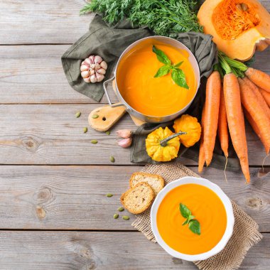 Sarımsak ile sonbahar sonbahar kavrulmuş turuncu kabak havuç çorbası