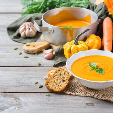 Sarımsak ile sonbahar sonbahar kavrulmuş turuncu kabak havuç çorbası