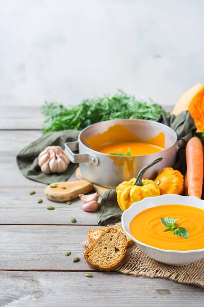 Otoño otoño calabaza naranja tostada sopa de zanahoria con ajo — Foto de Stock