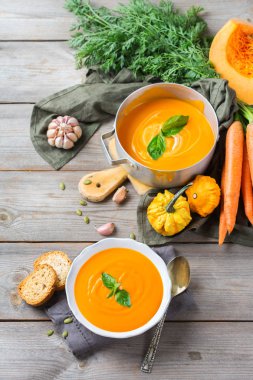 Sarımsak ile sonbahar sonbahar kavrulmuş turuncu kabak havuç çorbası