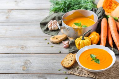 Sarımsak ile sonbahar sonbahar kavrulmuş turuncu kabak havuç çorbası